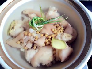 猪蹄黄豆煲【附去膻味妙方】的做法 步骤4