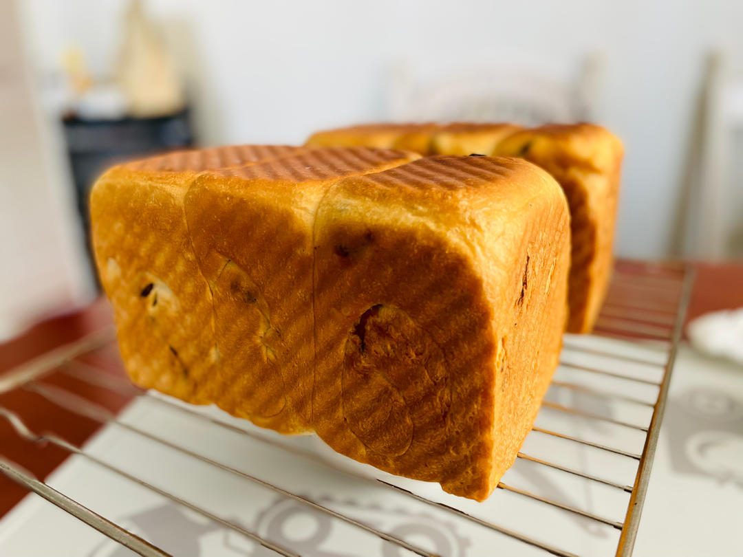 我最近每天做一个的葡萄干吐司，真的超松软好吃！