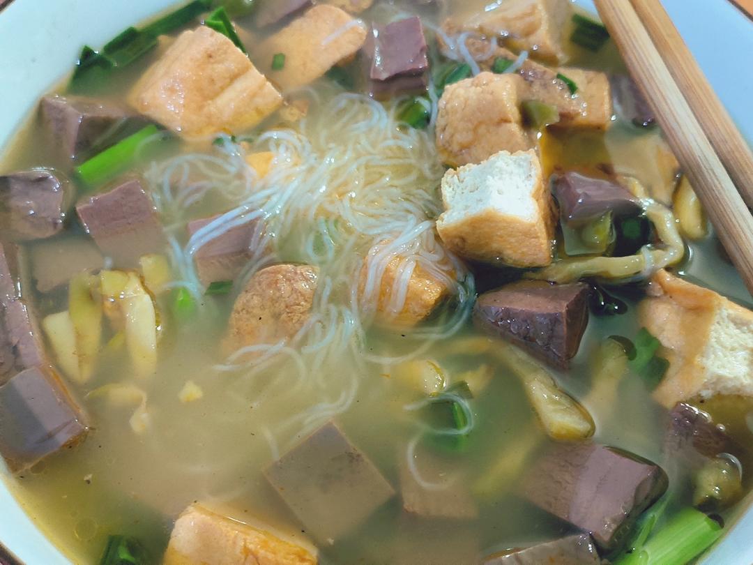 补铁鸭血粉丝汤