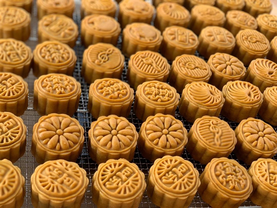 广式月饼－－蛋黄豆沙月饼