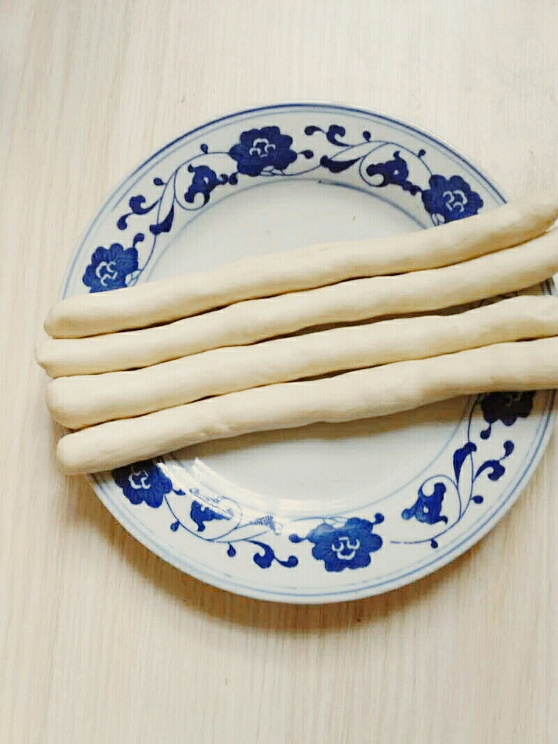 新疆拉面  馓子面基础法
新疆拉面俗称拉条子，是新疆少数民族的主食之一，拉面面坯是制作过油肉，家常面，干煸面，丁丁炒面等的主料。拉面拉的细些，和意面像近，可随意配制成各种口味的面食。的做法 步骤2