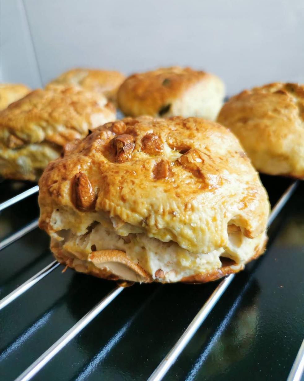 超级松软完美裂纹的司康-English scones