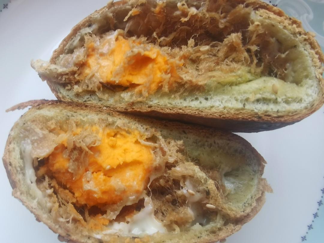 超好吃的咸蛋黄肉松小面包