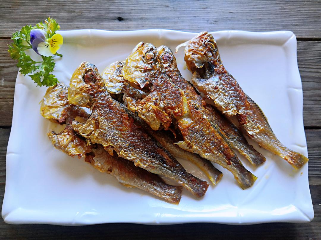 香煎马口鱼煎炸小黄花鱼炸酥鱼