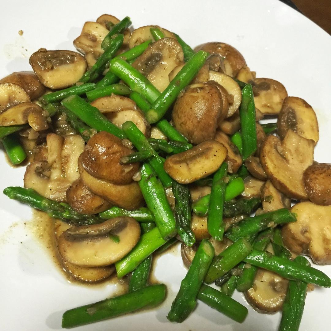 芦笋炒蘑菇