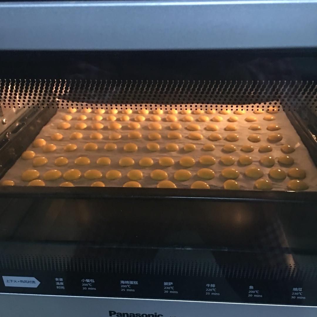 入口即化的无添加蛋黄溶豆