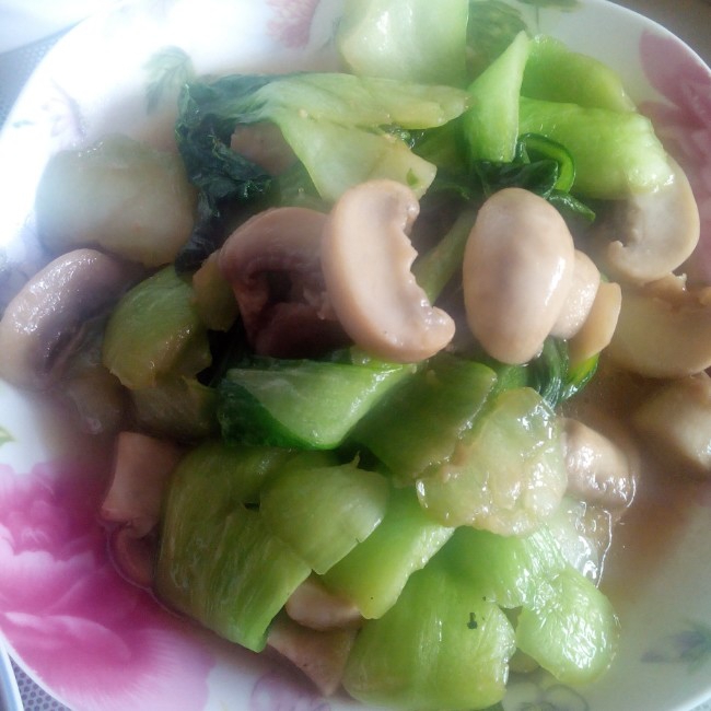 手捏菜炒蘑菇