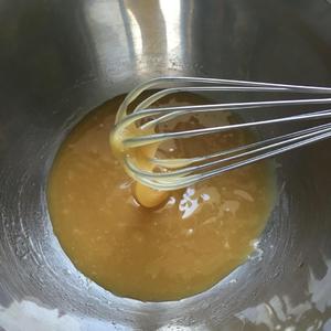 广式月饼——莲蓉蛋黄月饼（63克）的做法 步骤2