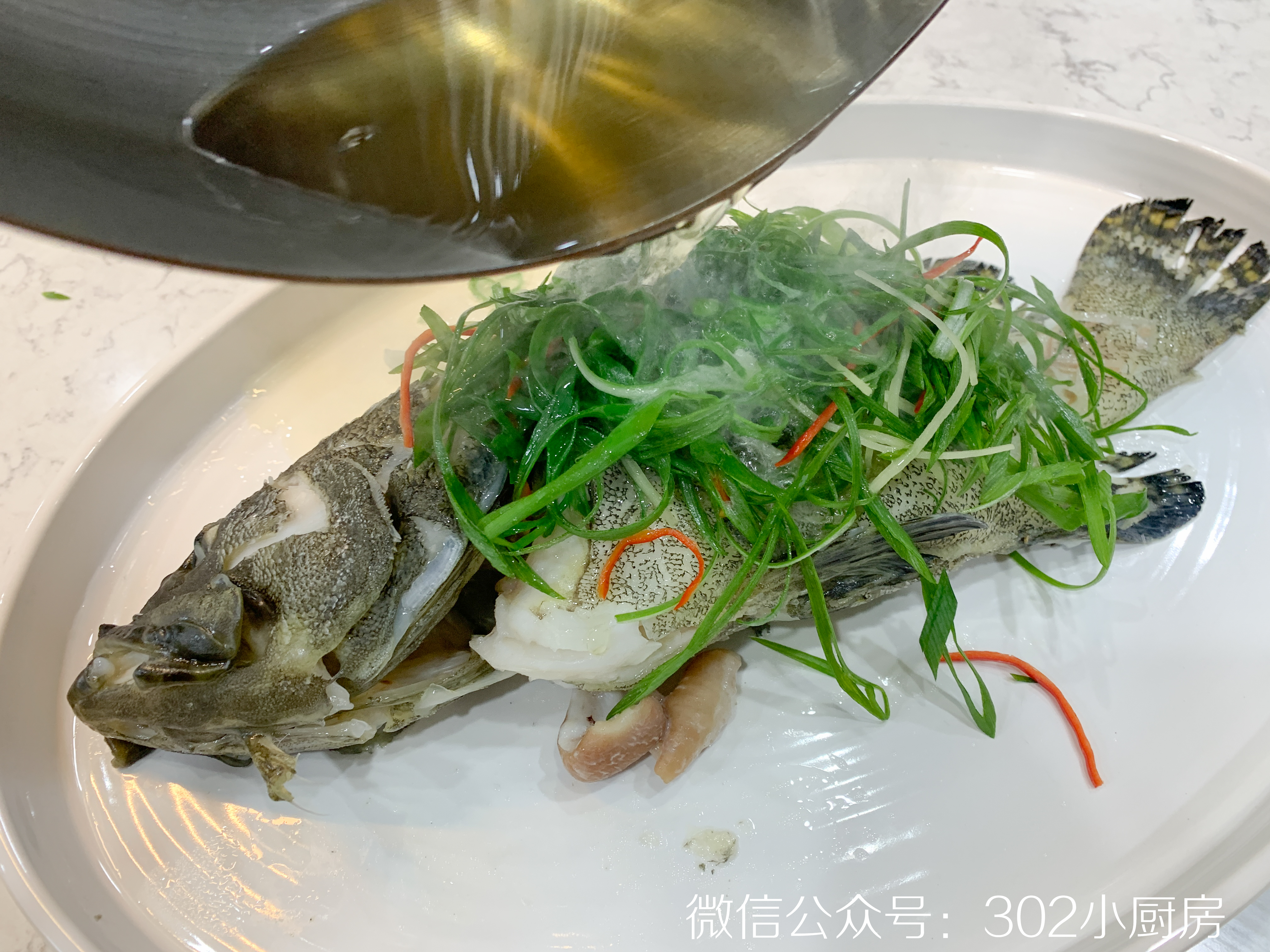 【0444】清蒸石斑鱼（含蒸鱼豉油做法） <302小厨房>的做法 步骤17