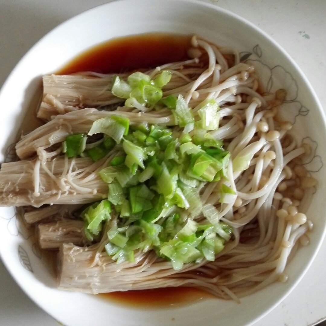 葱油金针菇——10分钟快手菜，你绝对不能错过的美味~