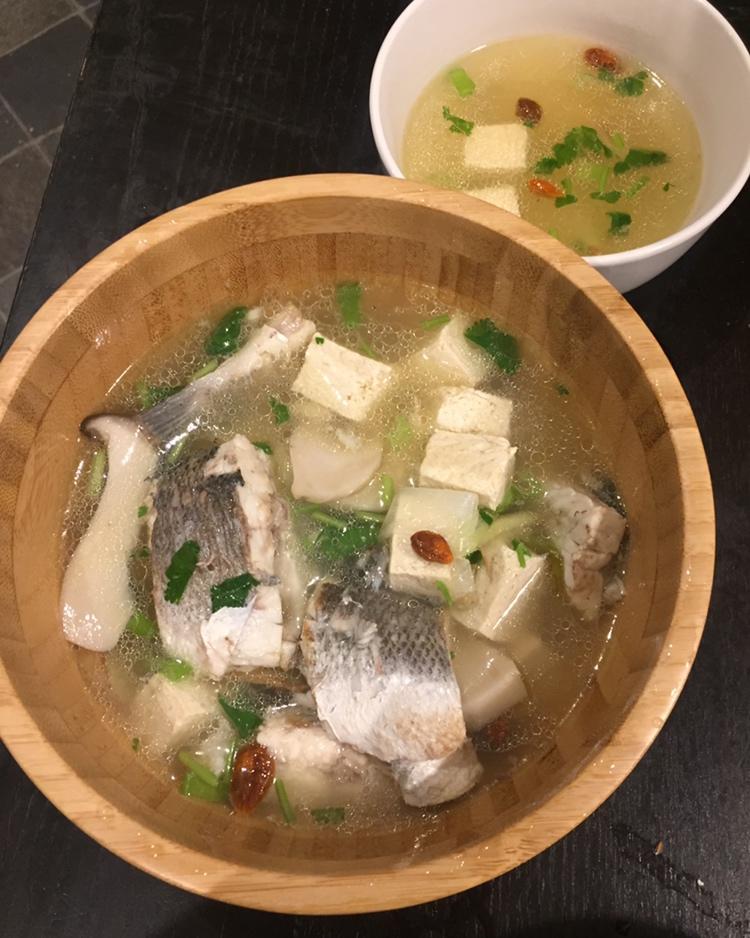 鲈鱼汤（附，鱼皮不破 不粘锅小窍门）