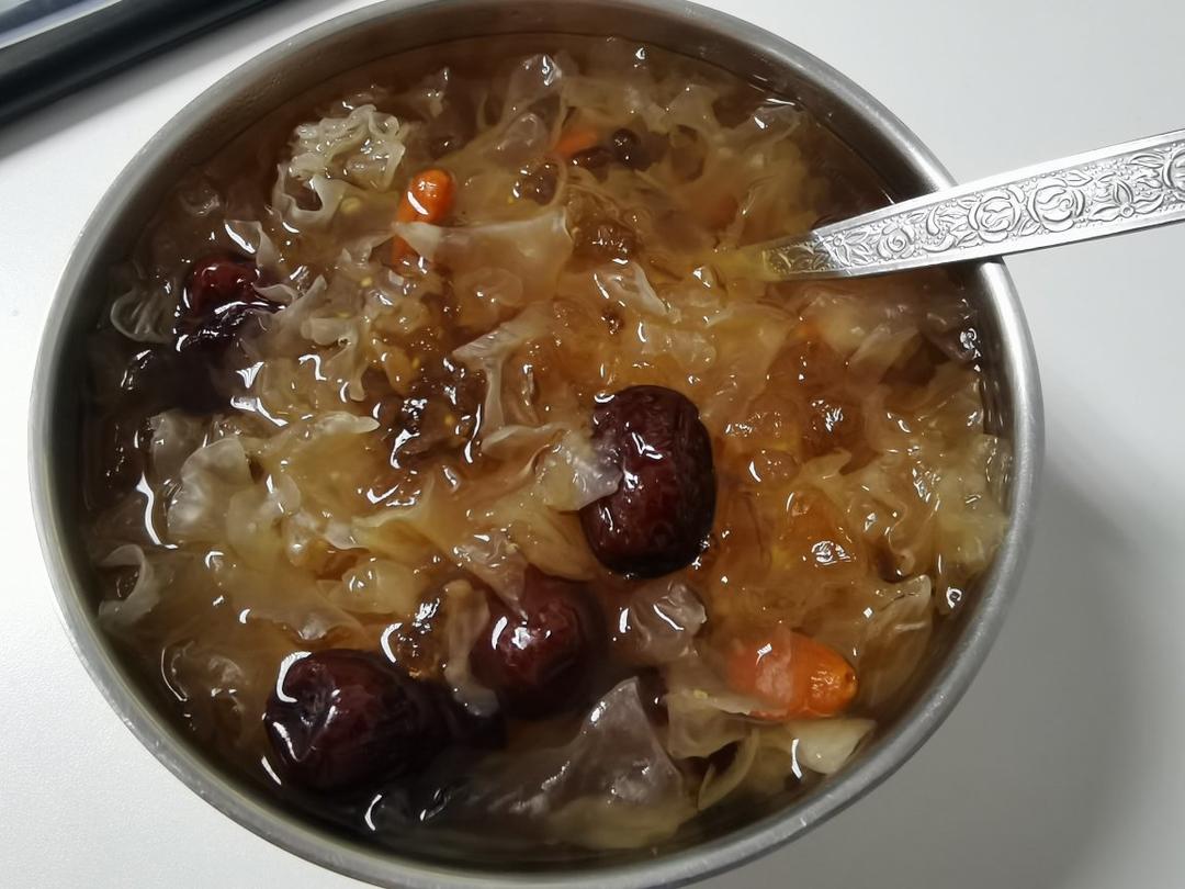 桃胶银耳红枣羹