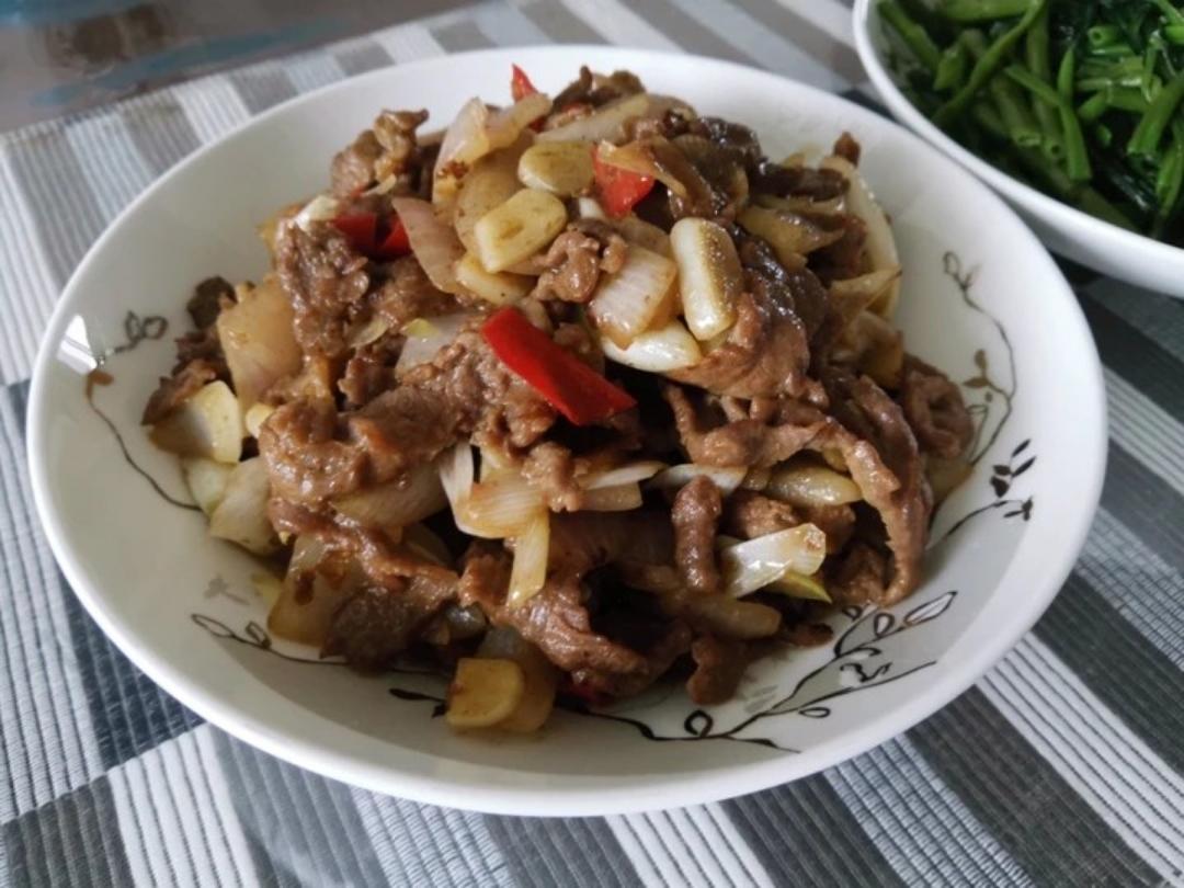厨师长教你：“葱爆牛肉”的家常做法，葱香味浓郁先收藏起来
