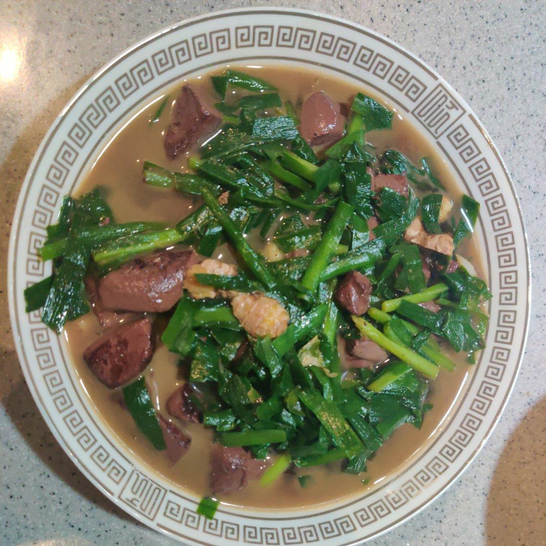 猪血炒韭菜，每周吃两三次，养胃补血，气色佳