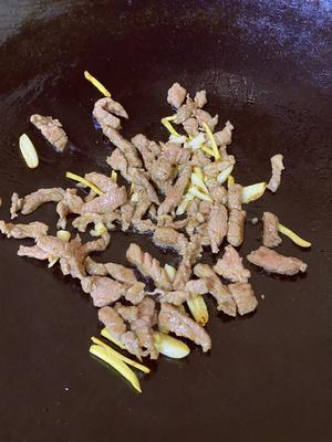 牛肉炒青椒、胡萝卜（简单、下饭家常菜）的做法 步骤2