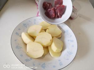 土豆烧豆角的做法 步骤2