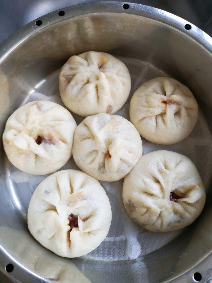 云朵般松软爆浆蜜汁叉烧包