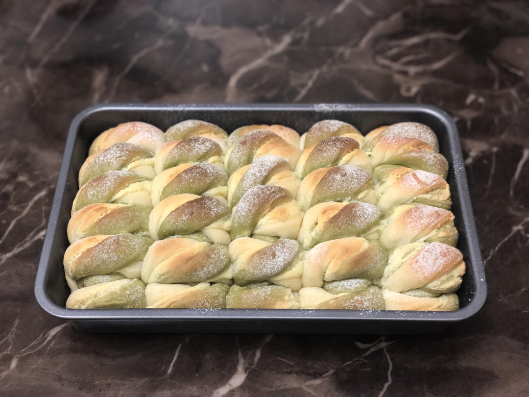 双色抹茶旋风卷面包