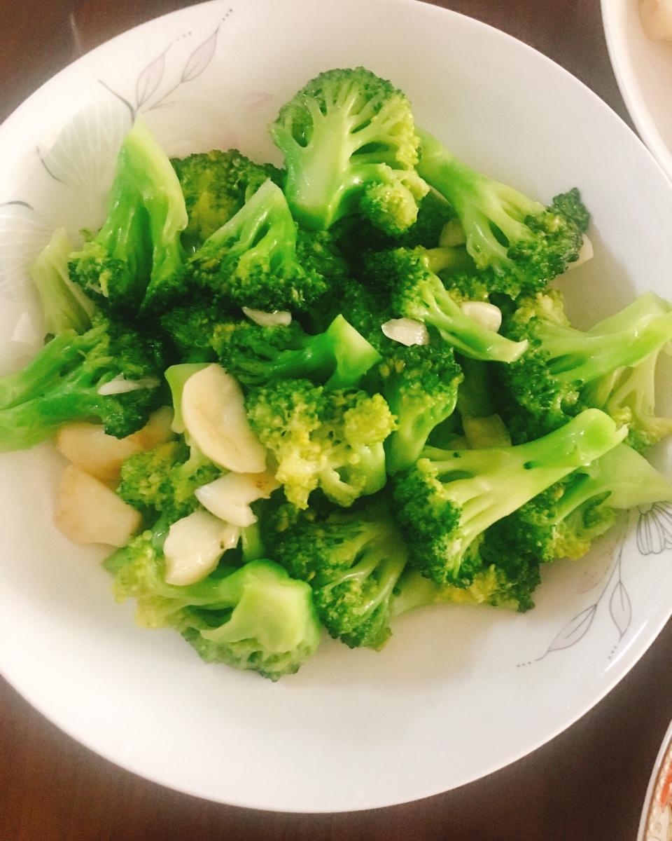 好吃到爆的耗油蒜蓉西兰花(从不修图，喜欢请关注)