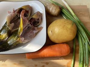 土豆胡萝卜炖鱼汤的做法 步骤1