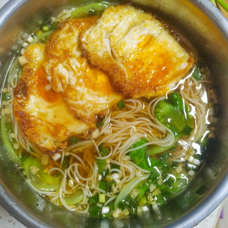 一碗清汤面 🍜 —— 秋日里的治愈系