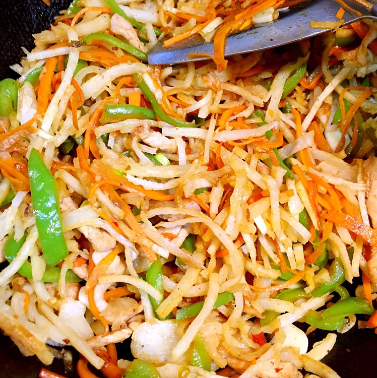 就是萌萌小姐做的肉丝炒饼