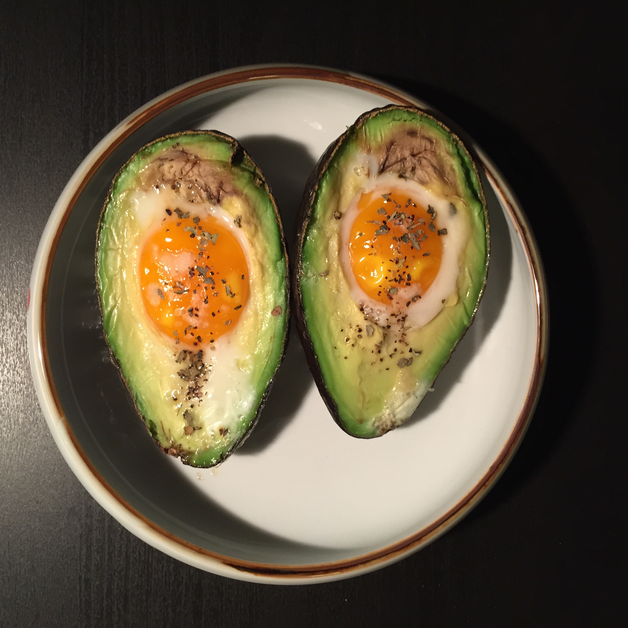 牛油果烤鸡蛋
