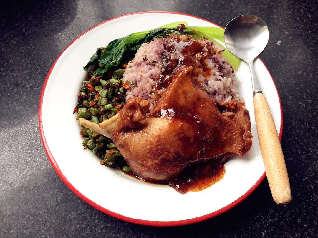 小叶子丫头做的酱香鸭腿饭