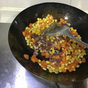 三色彩丁（玉米、胡萝卜、青瓜）炒肉丁的做法 步骤3