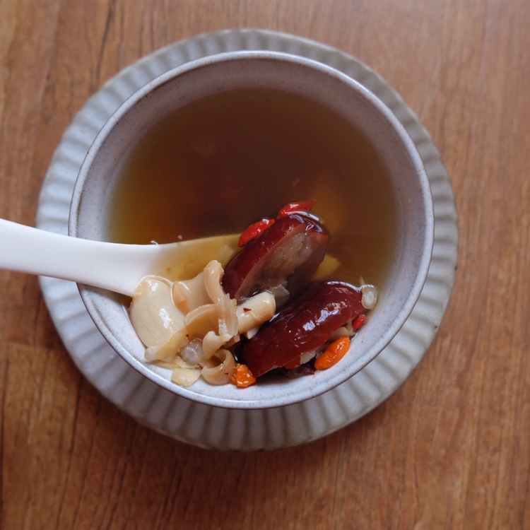 花胶红枣参片汤的做法