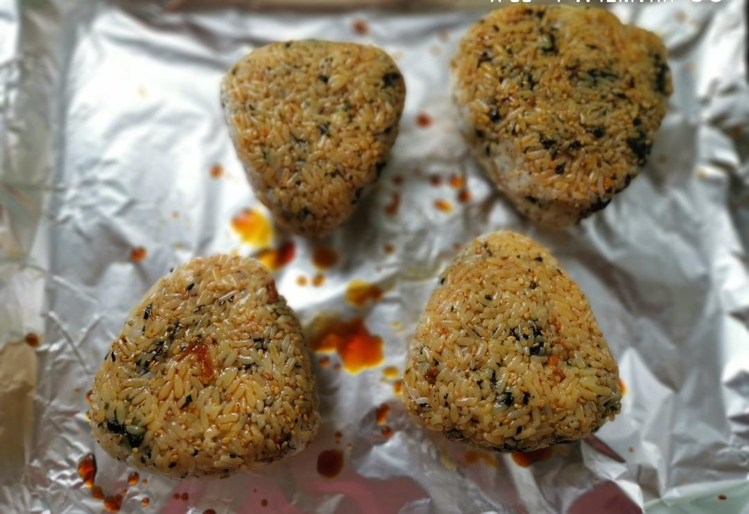 剩米饭的神仙吃法，肉松酱油烤饭团，平底锅就能做哦～