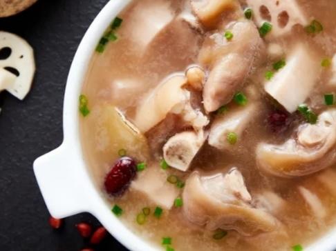 猪蹄红枣莲藕汤(暖心汤品)美善品小美食谱