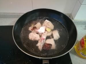【电炖锅】杂菇猪蹄汤的做法 步骤2