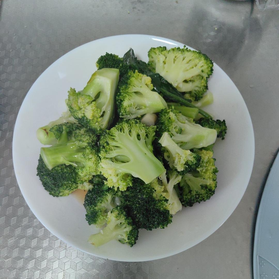 好吃到爆的耗油蒜蓉西兰花(从不修图，喜欢请关注)