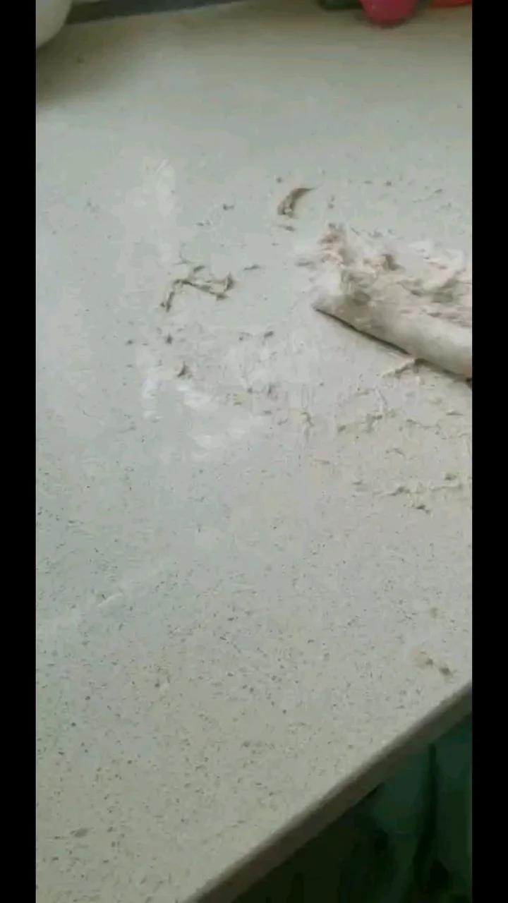 如何手工揉拌高含水量欧包面团（附带视频）