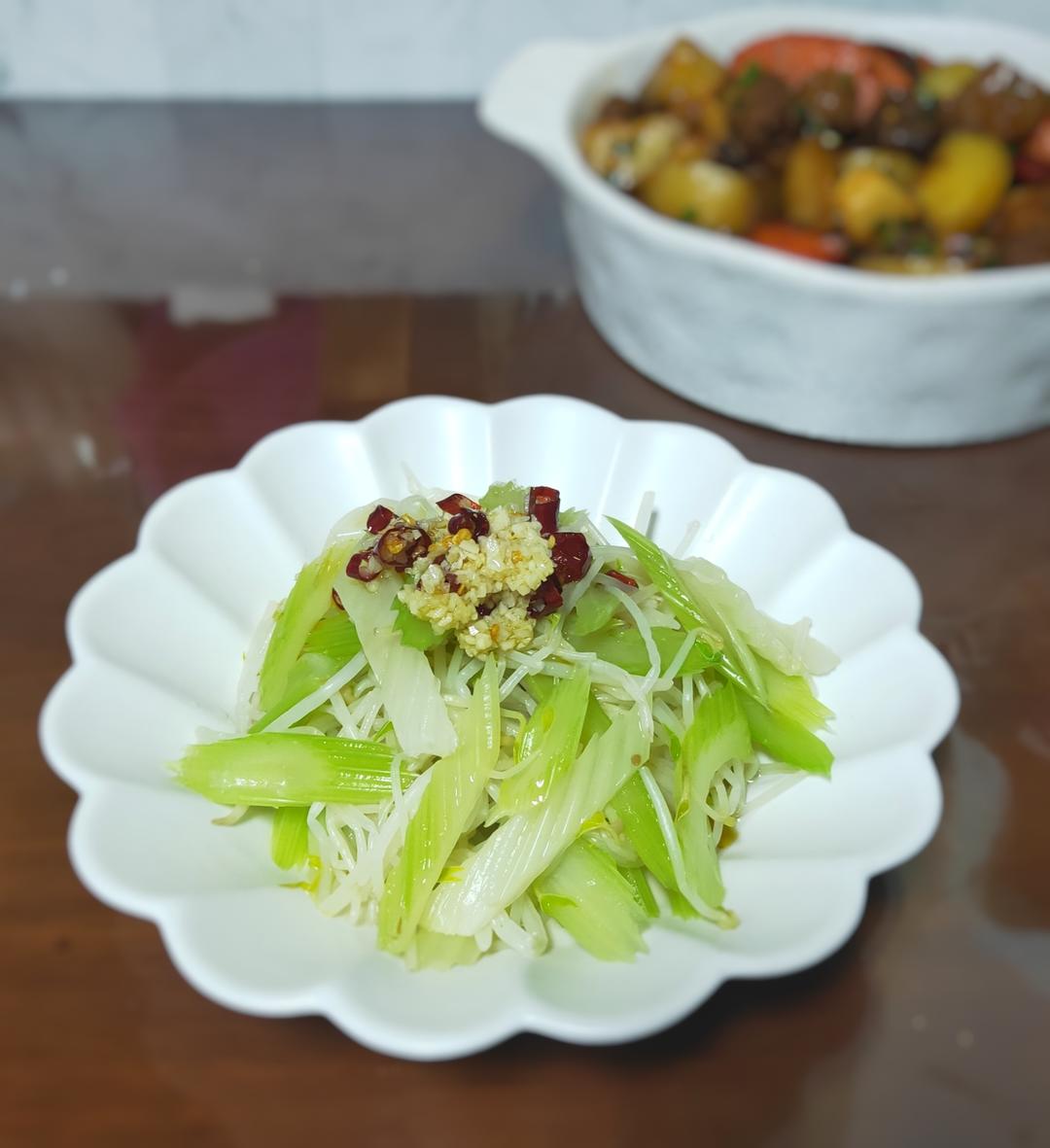 超快手——西芹拌豆芽的做法