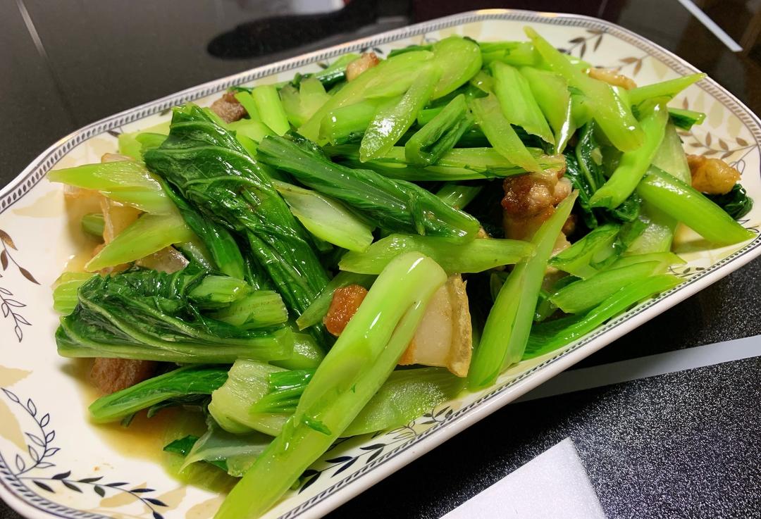 五花肉炒春菜的做法