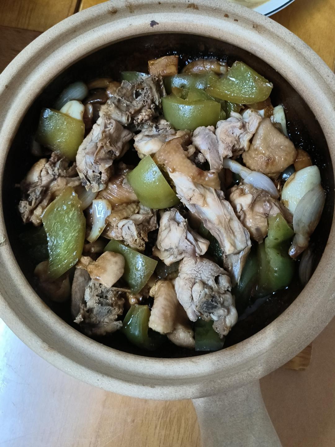 香气火爆口感滑嫩的啫啫滑鸡煲