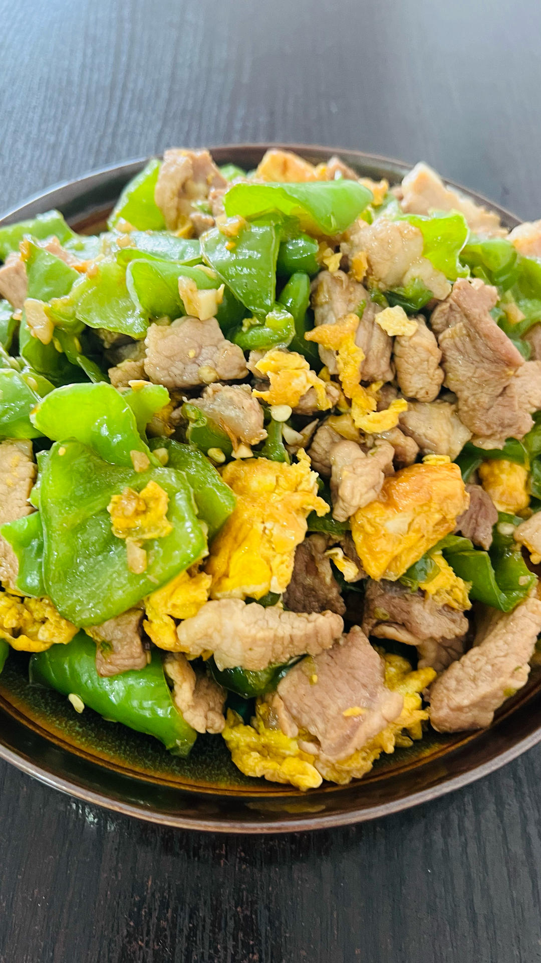 又辣又香的顶级下饭菜——辣椒花肉炒鸡蛋