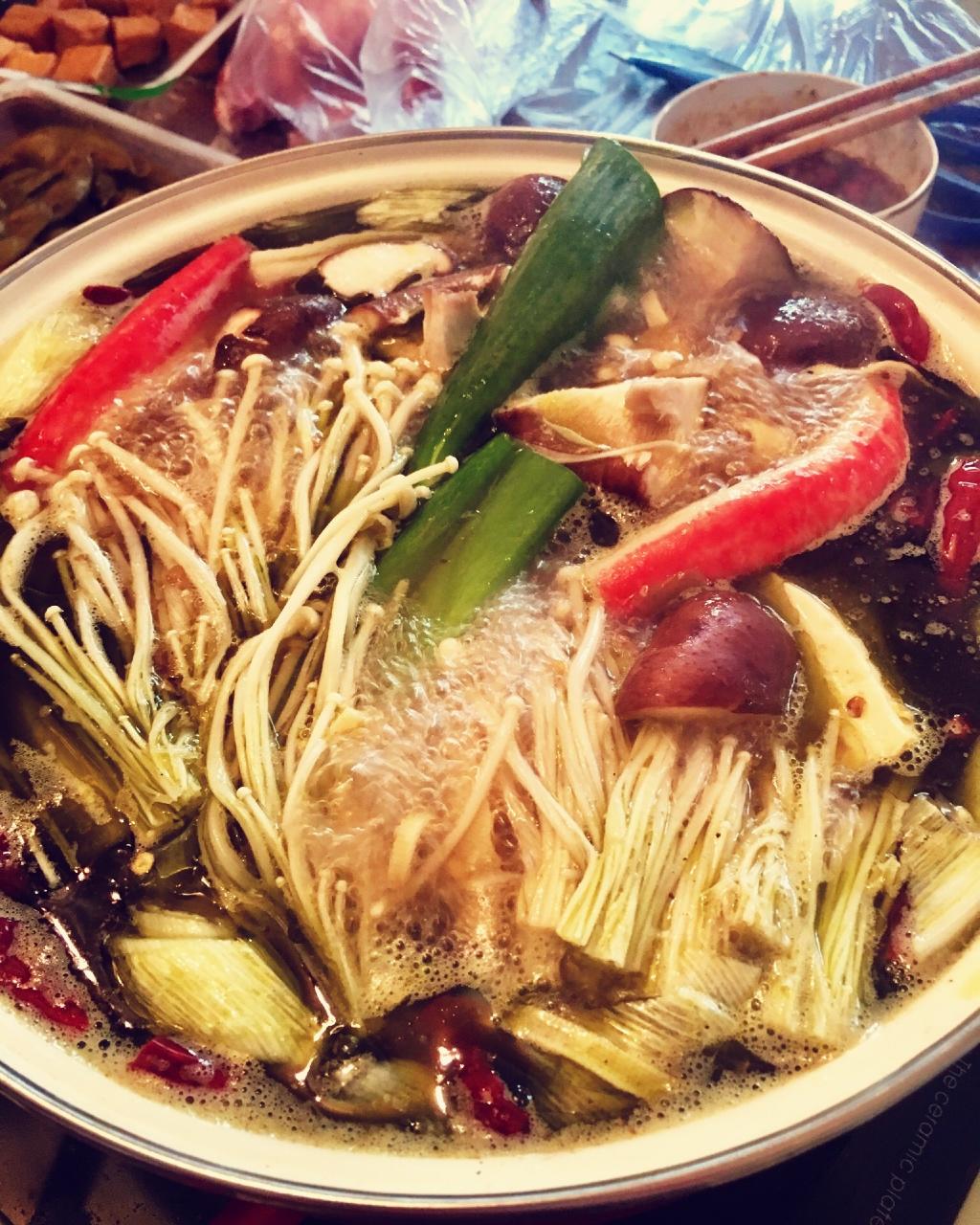 豺女zz做的菌汤火锅