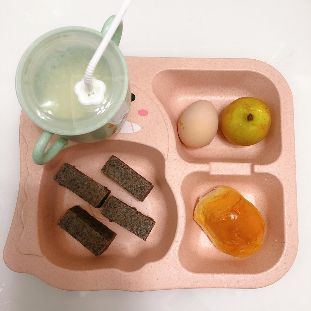一岁半屁屁洛の早餐记