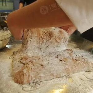 跟台湾大师学做无糖无油巧克力手拌面包的做法 步骤7