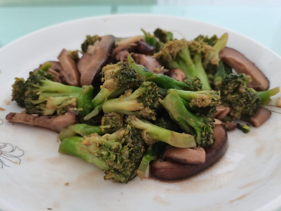 低脂好吃的西兰花炒香菇