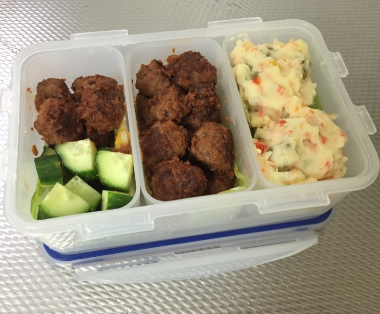 日式肉饼土豆沙拉便当