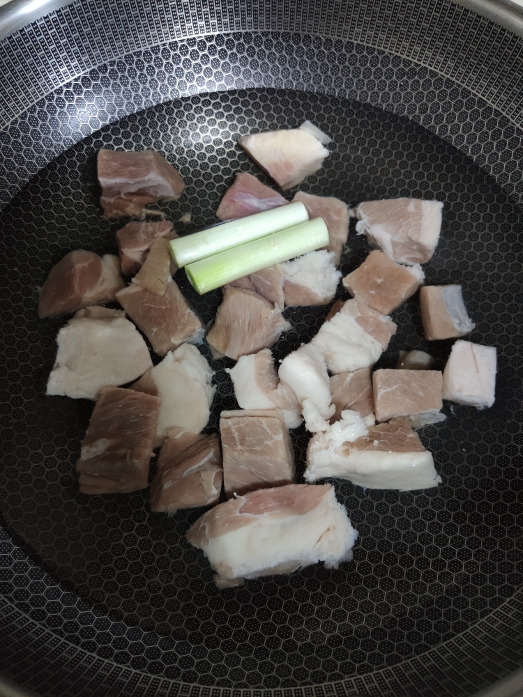 广式柱候酱炖牛腩(萝卜，炸腐竹)的做法 步骤1