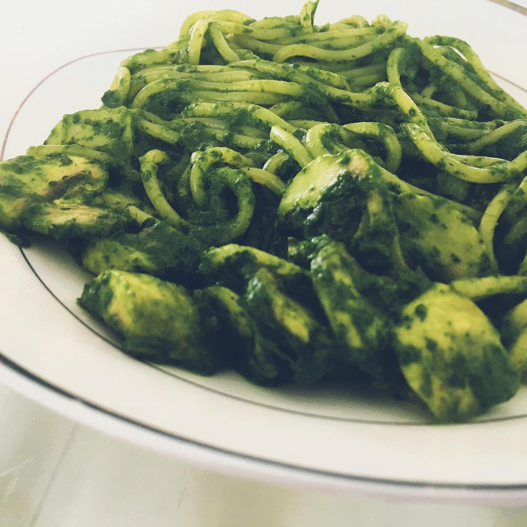 奶油菠菜青酱意大利面