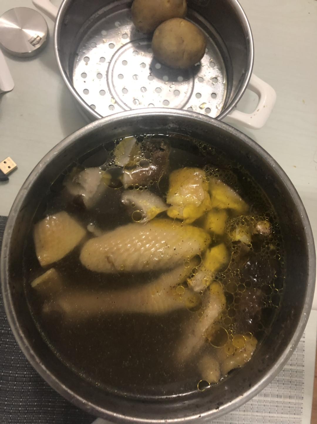 电煮锅人参蘑菇鸡汤，蒸土豆泥