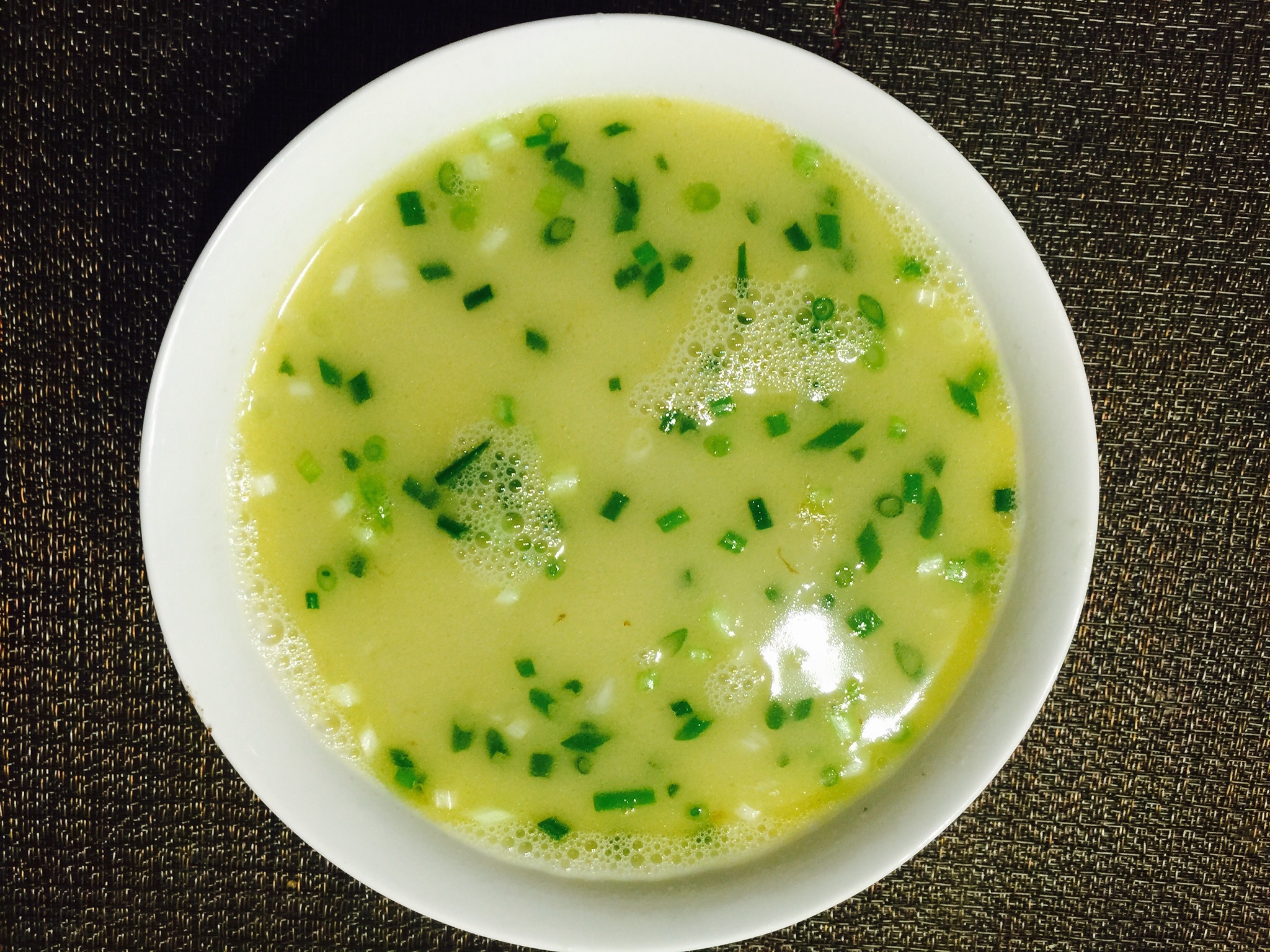 浓鲜翠绿的鲫鱼蚕豆汤的做法