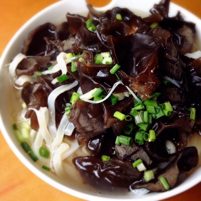 胡鲸鲸做的海带木耳面