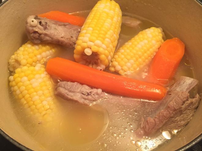 薏米胡蘿蔔玉米排骨湯的做法